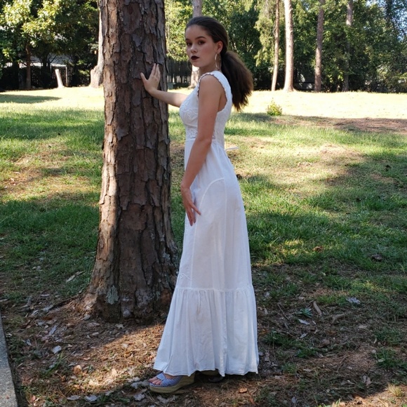 Beautiful white long cotton dress - Picture 2 of 4